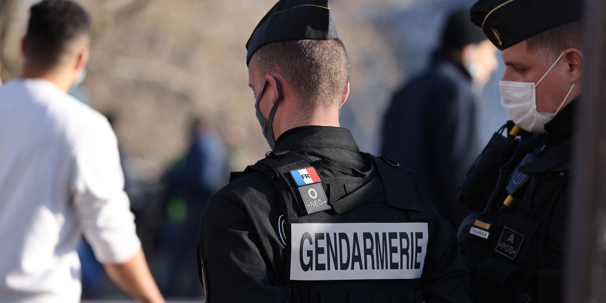 Image de 2 gendarmes de dos
